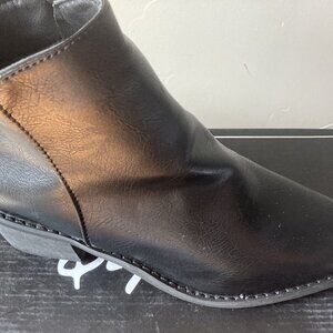 NWOT Black Faux Leather Pointed Toe Ankle Booties - Unbranded